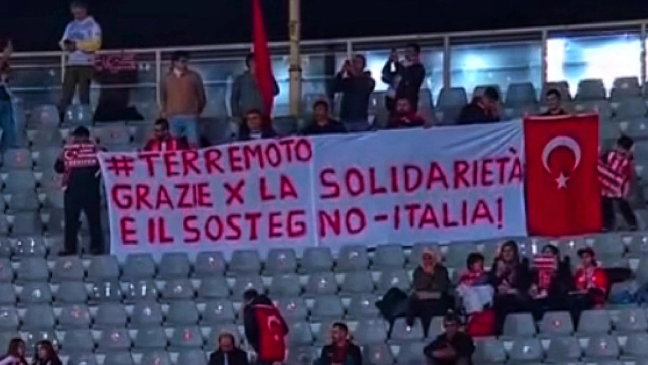 Lo striscione dei tifosi turchi