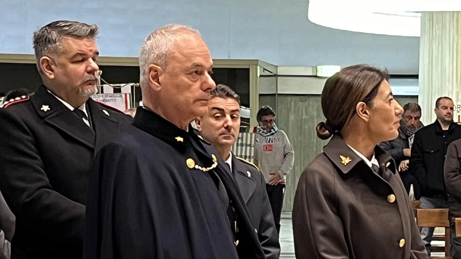 Ieri mattina, pompieri, artificieri e marinai hanno celebrato Santa Barbara, Patrona della Marina Militare e dei Vigili del Fuoco, con una Messa solenne e lo spiegamento di un grande tricolore dal Palazzo Civico. Un'ispirazione per chi si trova ad operare tra le fiamme o a fronteggiare pericoli inevitabili.