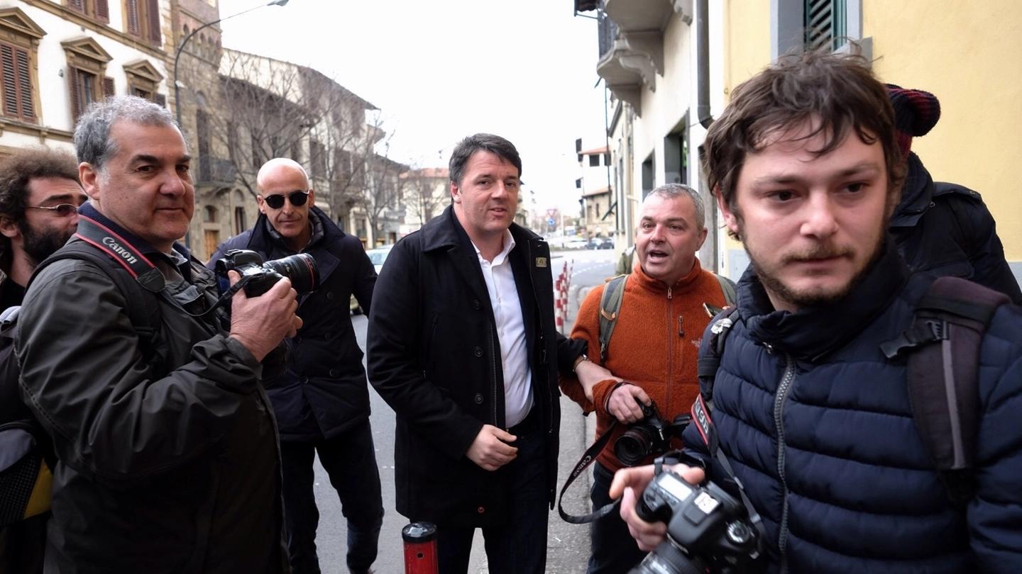 Matteo Renzi arriva al circolo Vie Nuove (foto Giuseppe Cabras/New Pressphoto)