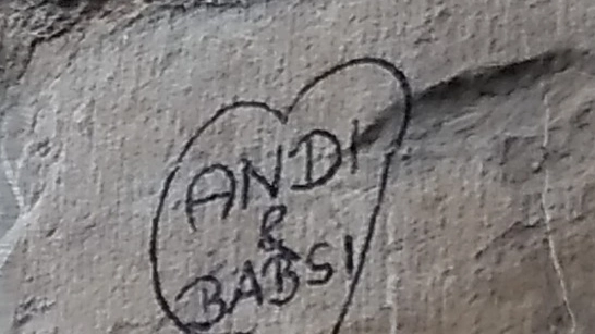 Il graffito fatto su Ponte Vecchio dai due turisti (dal sito del Comune di Firenze)