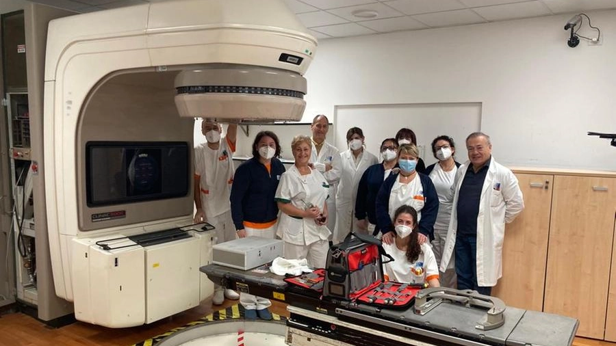Il personale della Radioterapia nella sala dell'acceleratore lineare