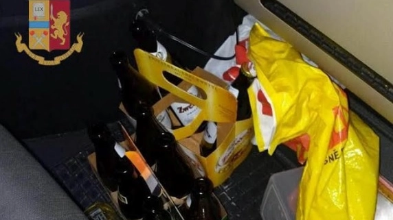Le bottiglie di birra trovate nel camion (foto: polizia stradale)