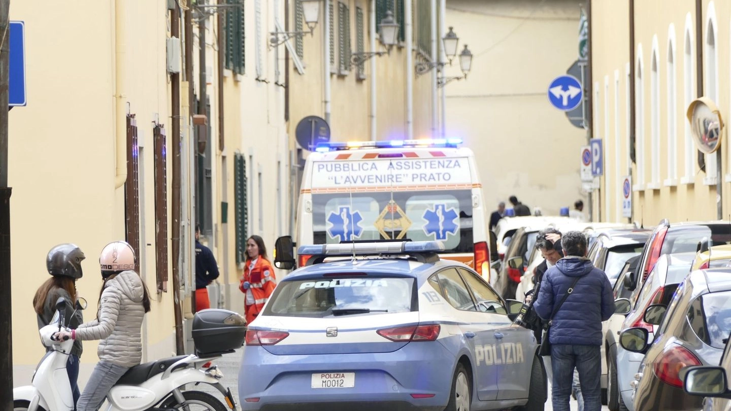 Polizia e ambulanza in via Puccetti (foto Attalmi)