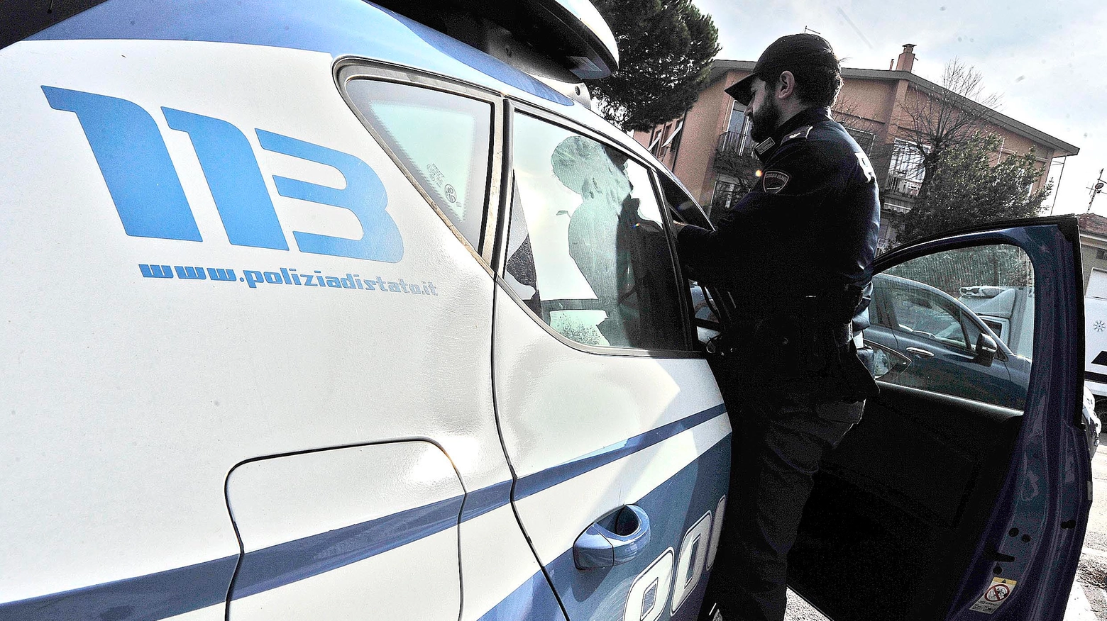 La polizia ha fermato l'uomo La polizia ha fermato l'uomo