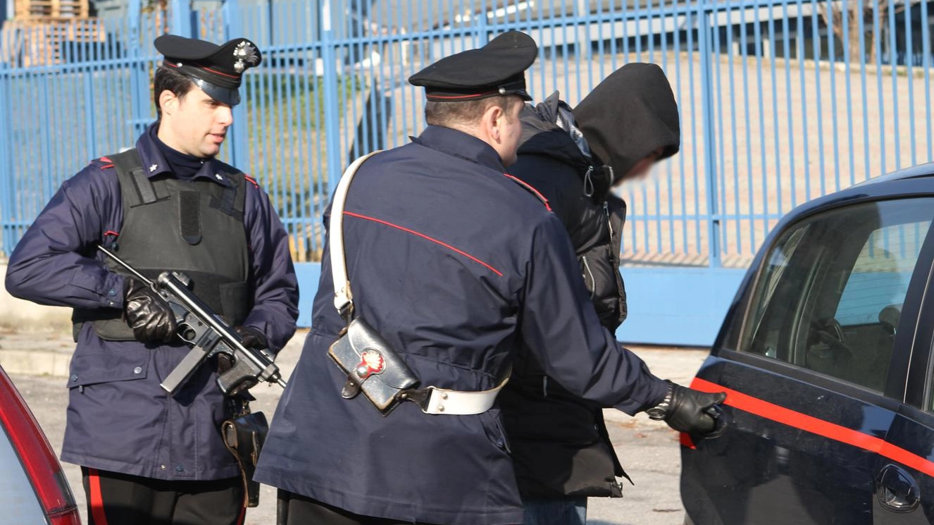 Blitz dei carabinieri in un’abitazione: pusher seriale finisce in manette