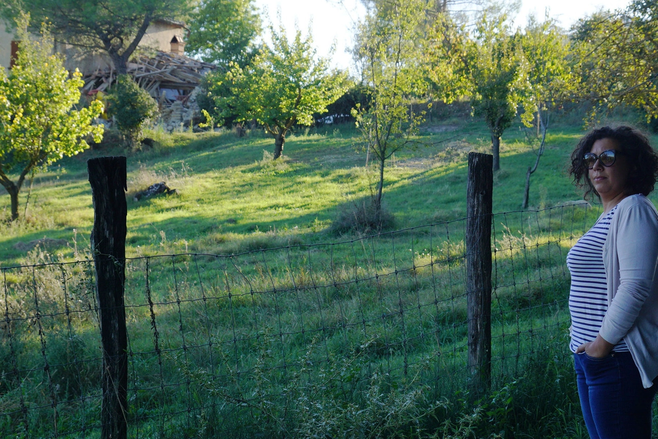 La collina sulla quale sorge la casa sventrata
