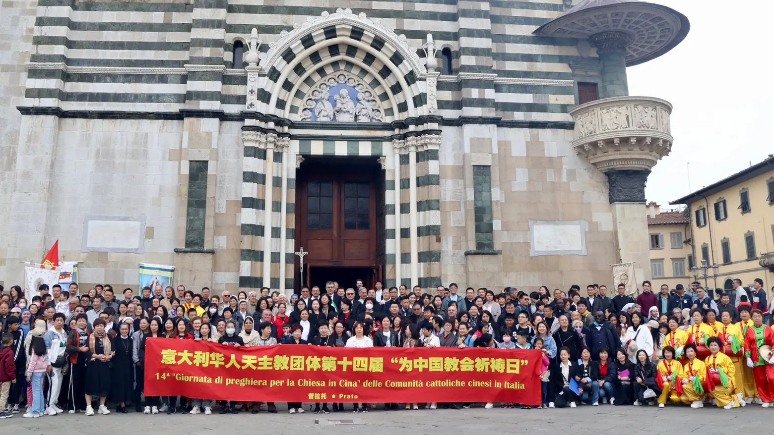 I cattolici cinesi davanti al Duomo di Prato