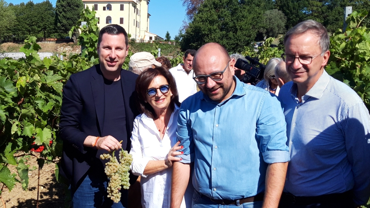 Gli amministratori presenti alla vendemmia Gli amministratori presenti alla vendemmia
