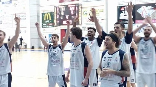 I giocatori del Basket Cecina mentre festeggiano la salvezza coi tifosi