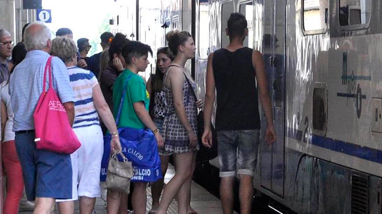 Ancora disagi sulla linea ferroviaria tra Firenze e Viareggio  Sarà un’estate rovente per i lavori lungo la tratta   