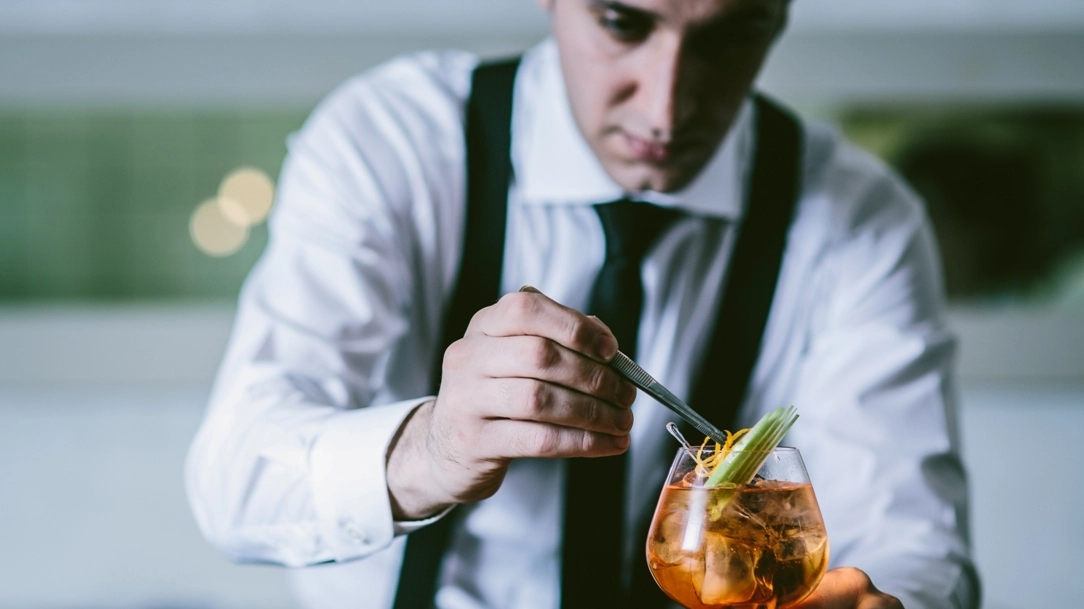 Il fiorentino Francesco Gasbarro mentre prepara un cocktail