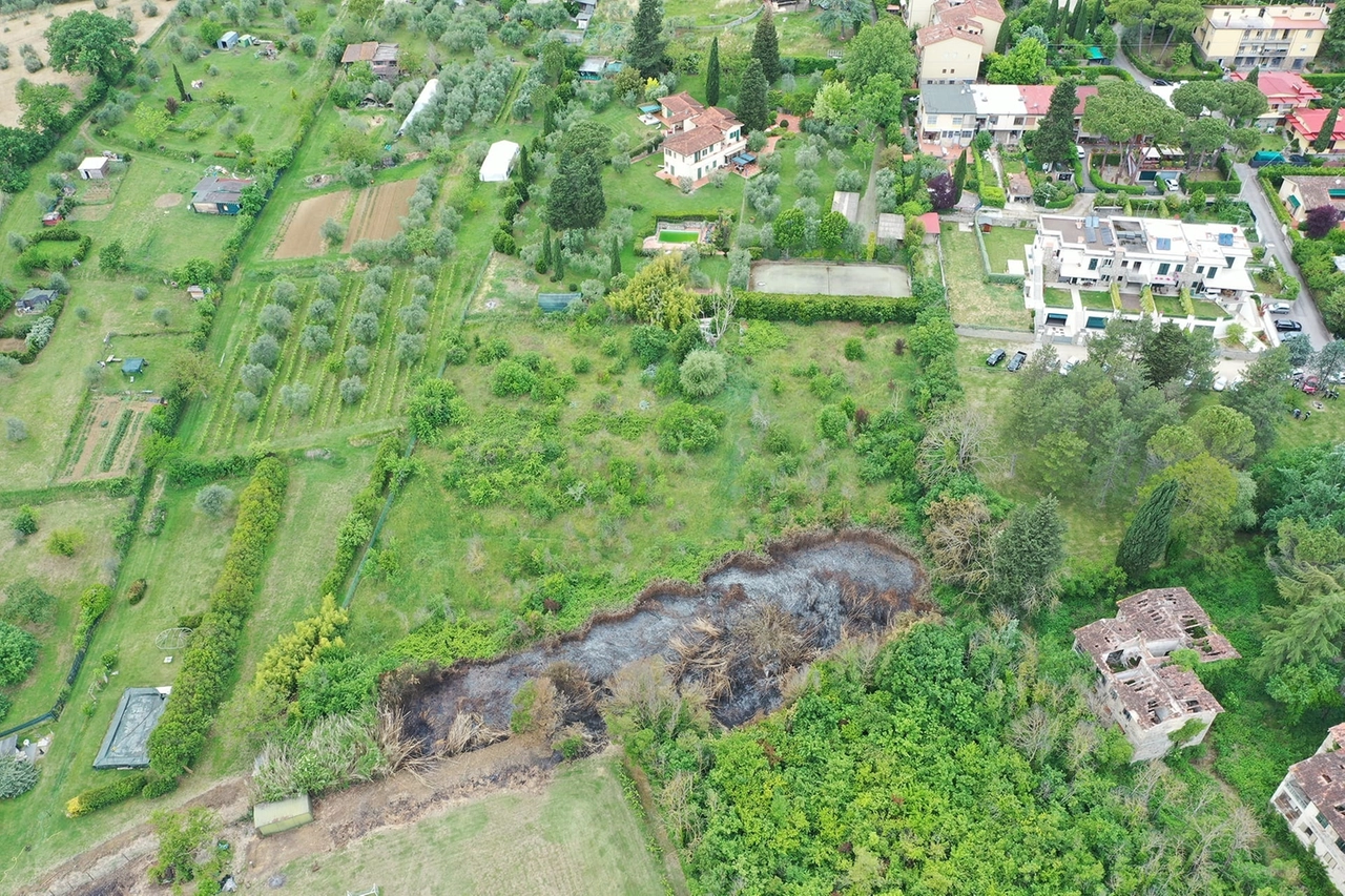 L'area distrutta dall'incendio in via Senese