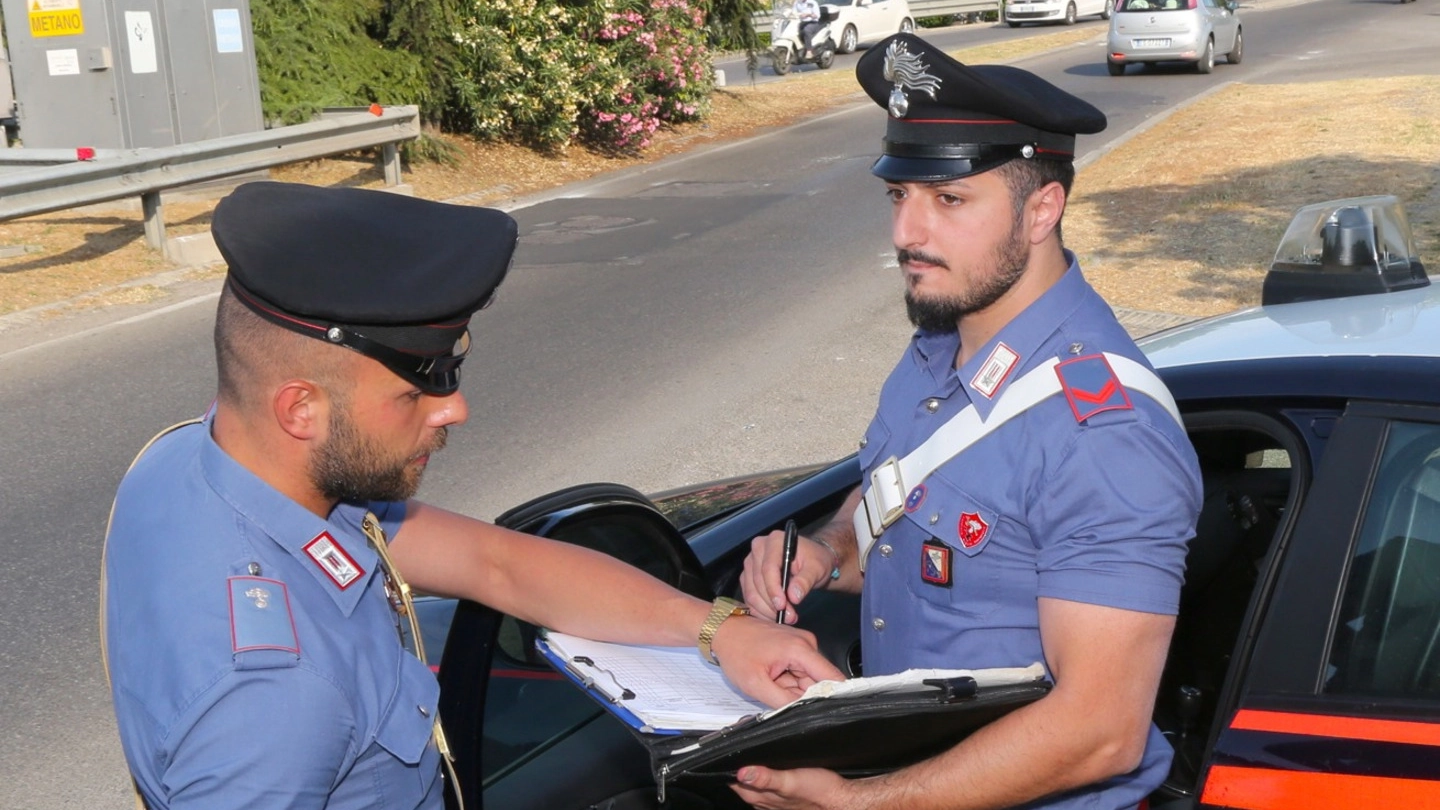 I carabinieri impegnati nei rilievi dopo un incidente. A fianco Cesare Meini