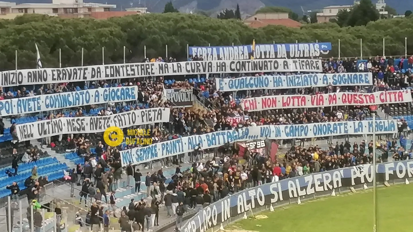 Gli striscioni della Curva Nord