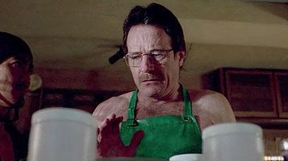 Bryan Cranston nei panni di Walter in "Breaking bad" mentre cucina metanfetamine