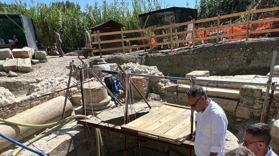 Altra sorpresa nell’antico Santuario. Spunta la statua in marmo di Apollo Altra sorpresa nell’antico Santuario. Spunta la statua in marmo di Apollo