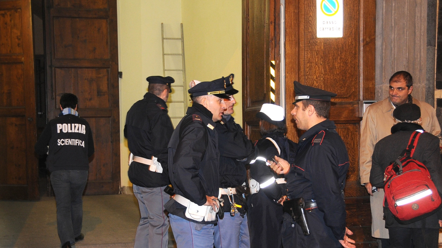 Poliziotti nell’androne della curia dopo l'attentato a monsignor Betori