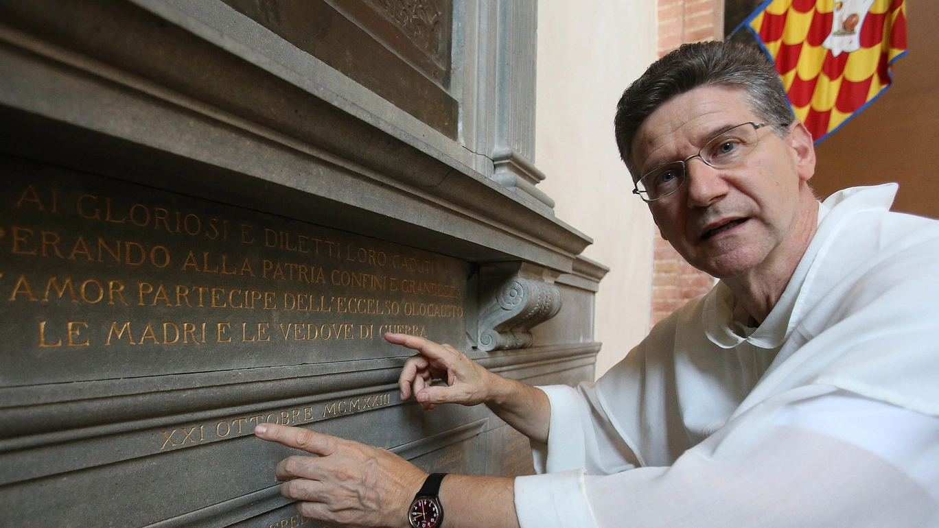 Padre Alfredo mostra il monumento ai caduti della Prima guerra in San Domenico