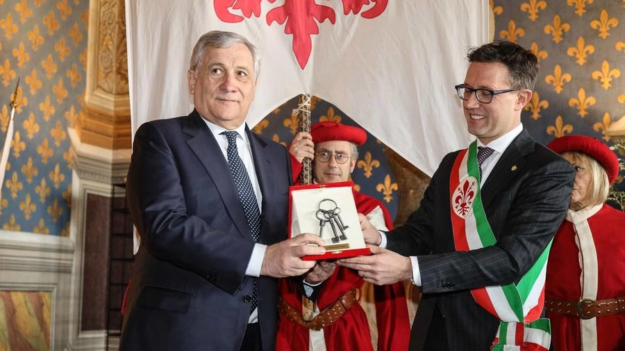 Un momento della cerimonia: Tajani riceve le chiavi della città (New Press Photo)