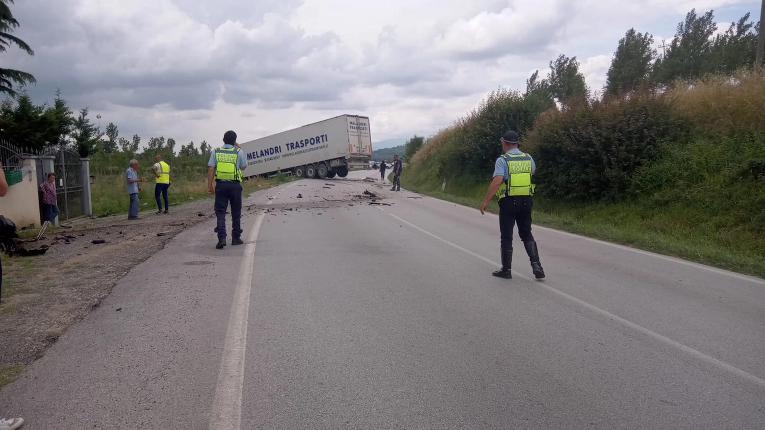 Il camion finito fuori strada