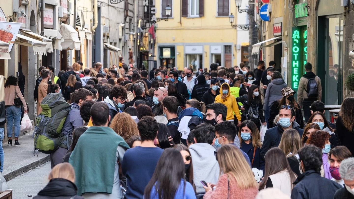 Strada del centro storico di Firenze affollata (New Press Photo)