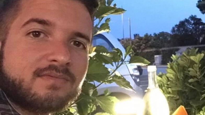 La morte del giovane cronista di 50 Canale. Parte una raccolta per aiutare la moglie Sofia, incinta di pochi mesi. Tantissimi messaggi di cordoglio da sindaci, politici e dal Pisa Sporting Club