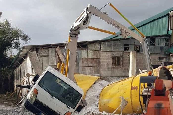 Il mezzo sul quale stava lavorando il 27enne (foto Pasquali)