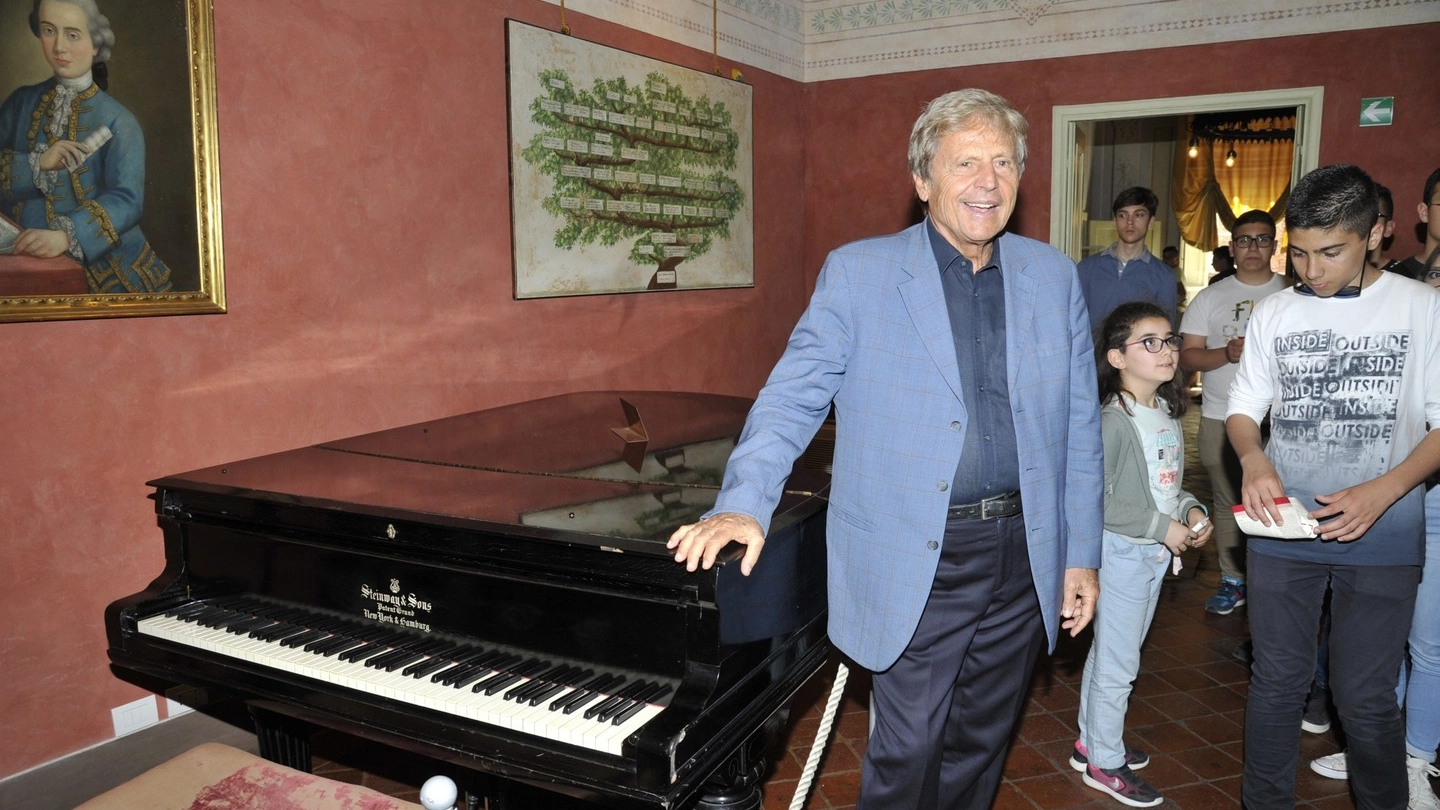 Il maestro Uto Ughi davanti al pianoforte di casa Puccini (foto Alcide)