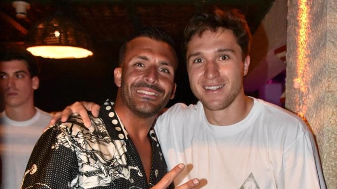 La Capannina fa il pieno di celebrity  Cori da stadio per Chiesa e Donati
