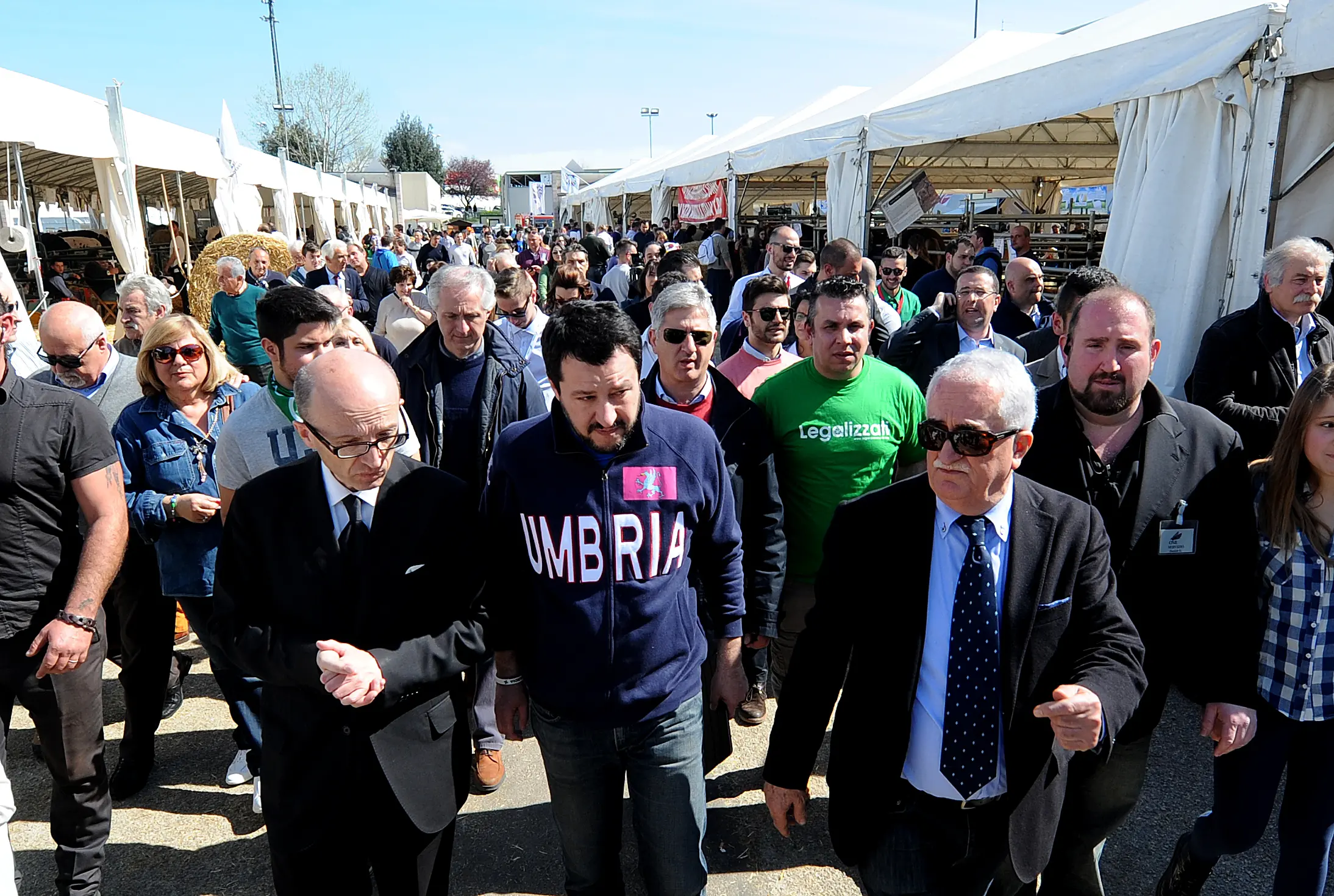 Spoleto, sassi contro la sede della Lega Nord, Salvini: "Non ci fanno paura"