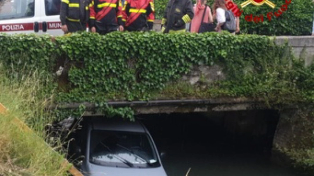 L'auto nel canale 