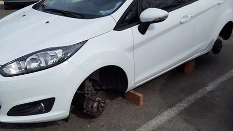 Fucecchio, l'auto senza più le ruote in una foto postata su Facebook