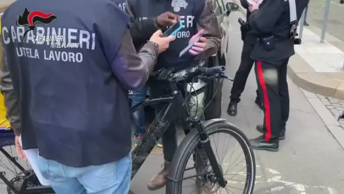 I controlli dei carabinieri sui rider I controlli dei carabinieri sui rider
