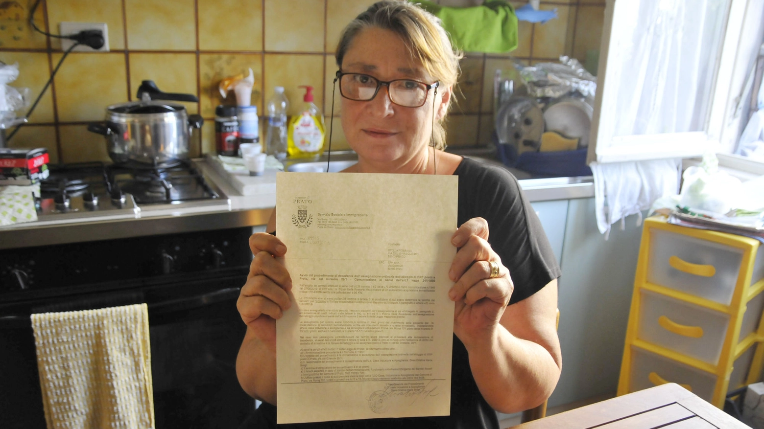 Rossella Stella mostra la lettera che il Comune le ha inviato
