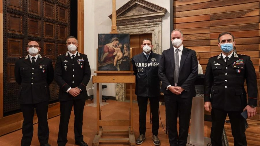 I carabinieri restituiscono un dipinto rubato agli Uffizi nel 1985 (New Press Photo)