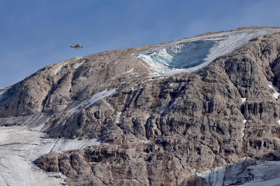 Il cratere sul ghiacciaio della Marmolada