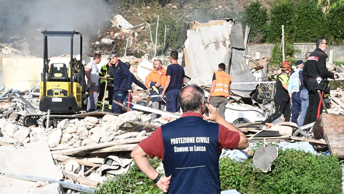 Una delle prime immagini subito dopo l’esplosione della palazzina bifamiliare di Torre, il 27 ottobre scorso, che costò la vita a tre persone (Alcide)