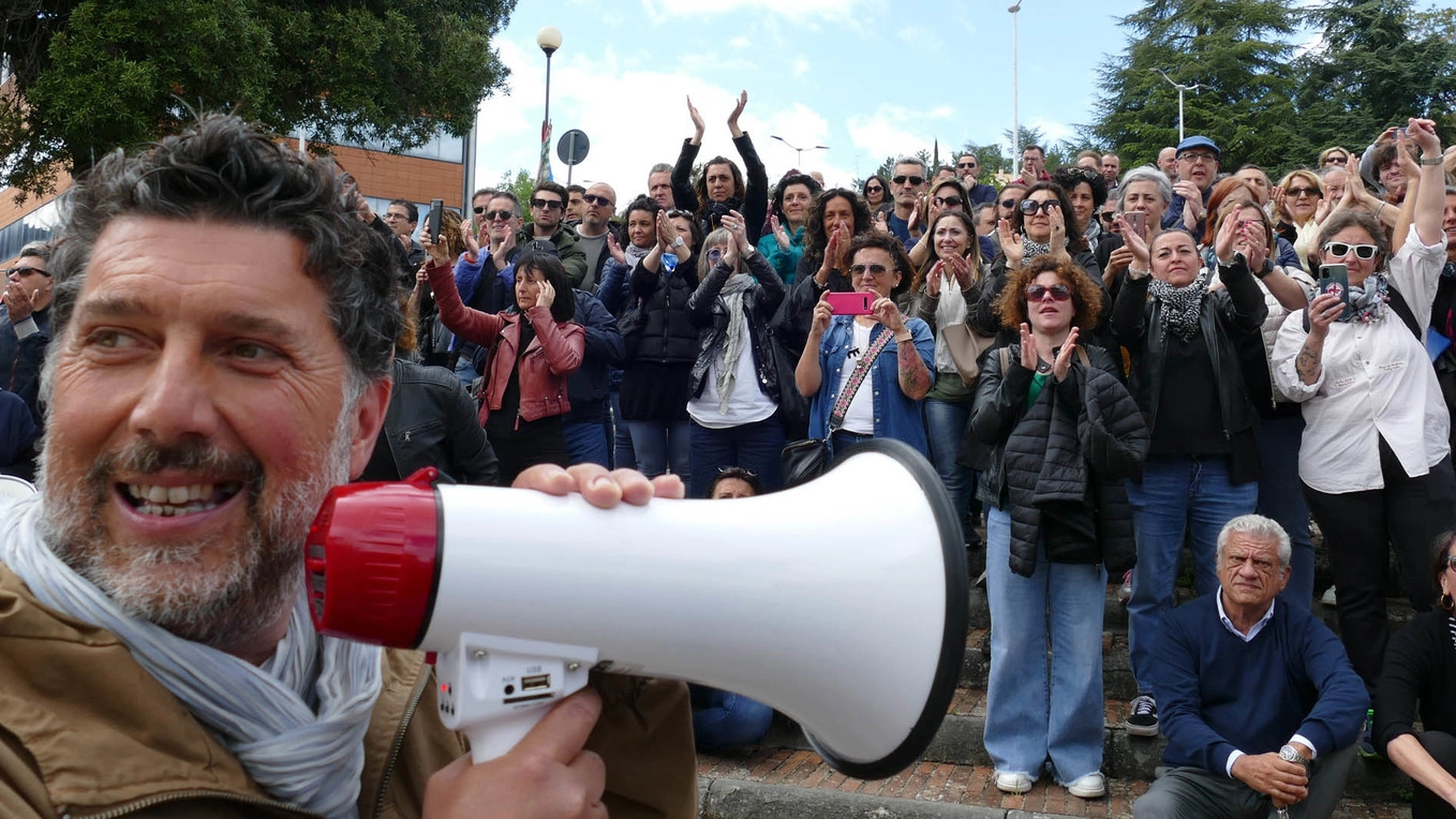 I lavoratori della Fimer all’annuncio della svolta nella vertenza