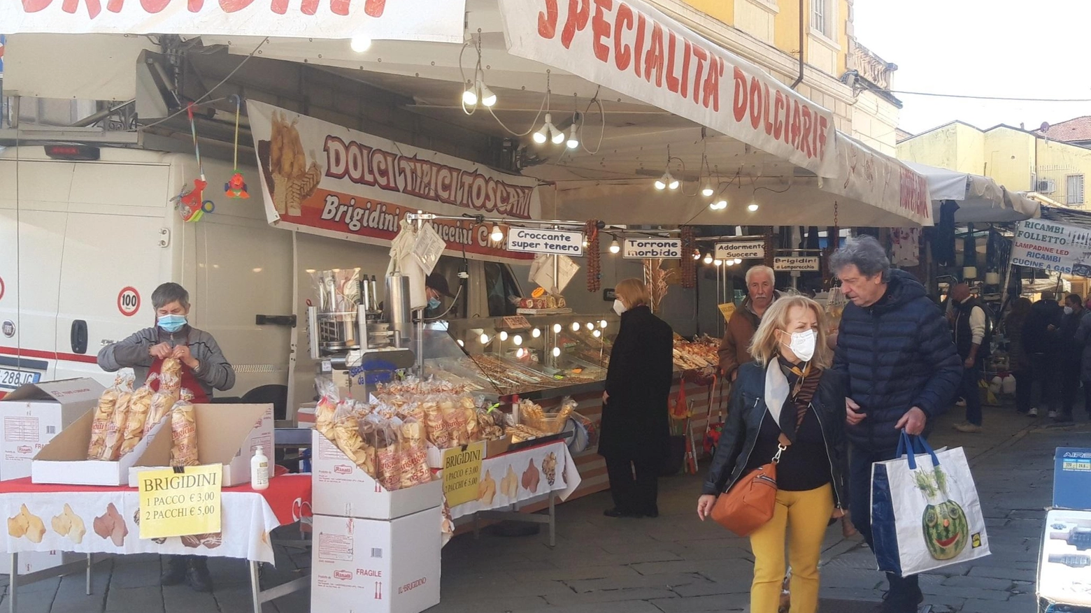 Fiera delle nocciole, gusto e colore Oltre 200 le bancarelle nelle vie Sulla viabilità tecnici già al lavoro Fiera delle nocciole, gusto e colore Oltre 200 le bancarelle nelle vie Sulla viabilità tecnici già al lavoro