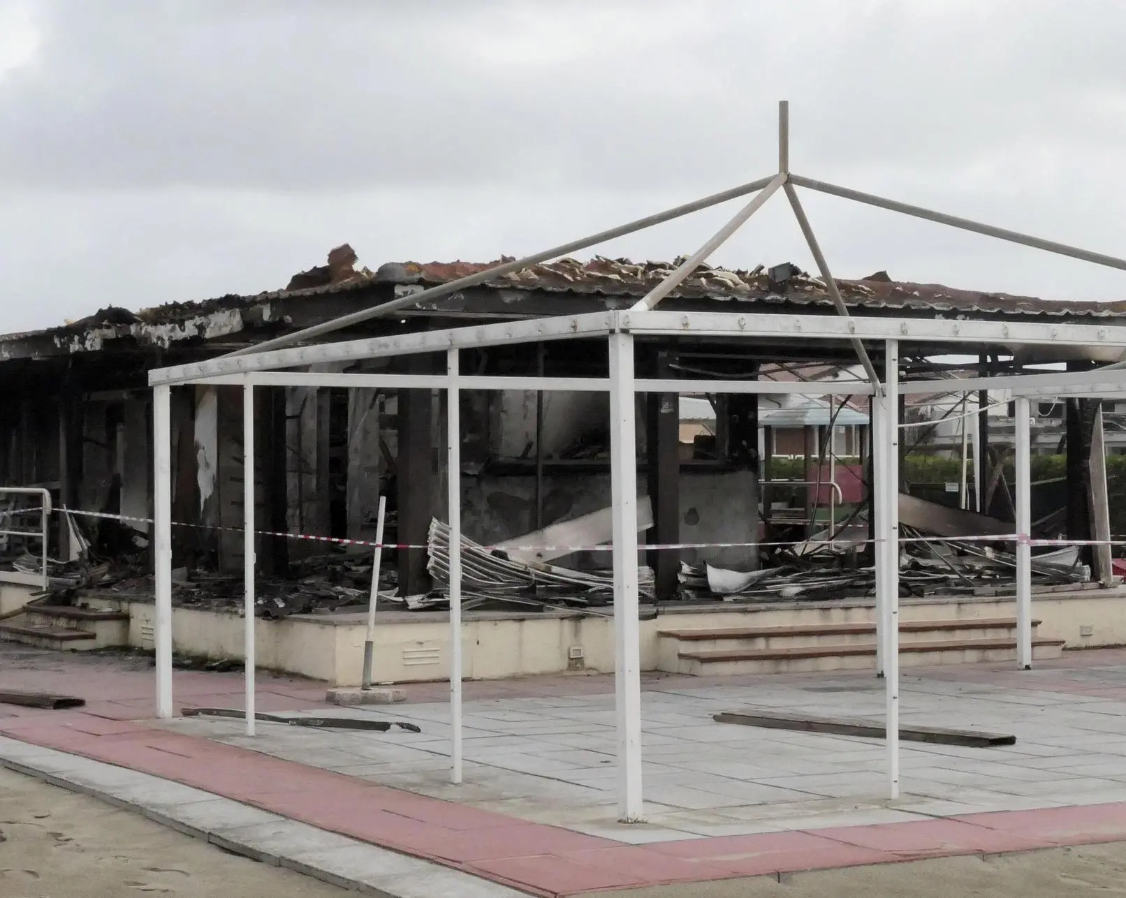Bagno distrutto. Le fiamme e il libeccio hanno ridotto il "Bruri" a uno scheletro annerito
