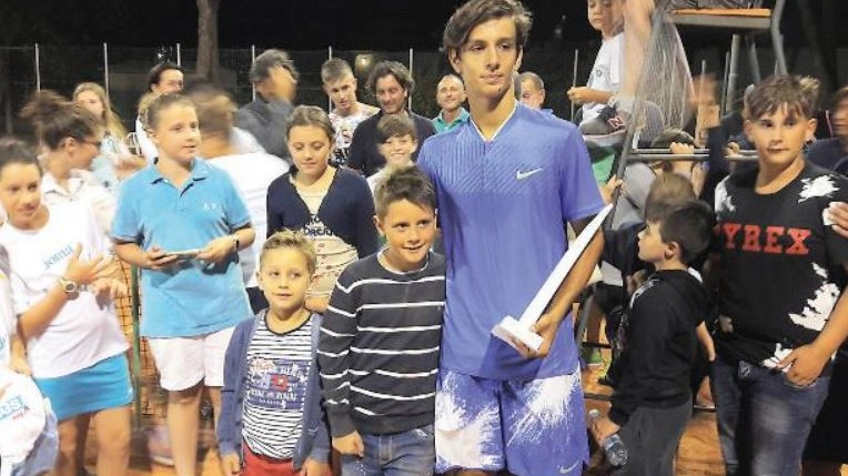 Lorenzo Musetti insieme ai ragazzi dello Junior tennis