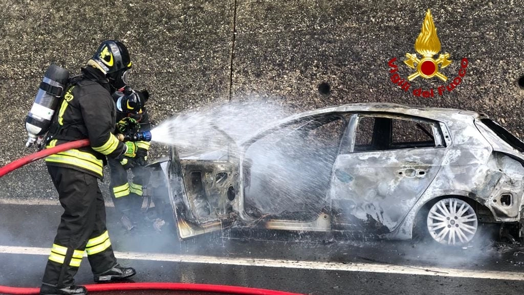 Auto a fuoco sull'autostrada A1, l'intervento dei vigili del fuoco