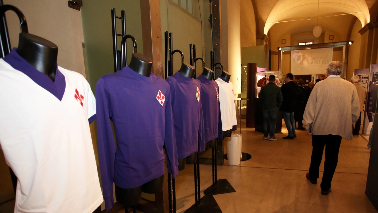 Alcune delle maglie esposte dal Museo Fiorentina (Germogli)