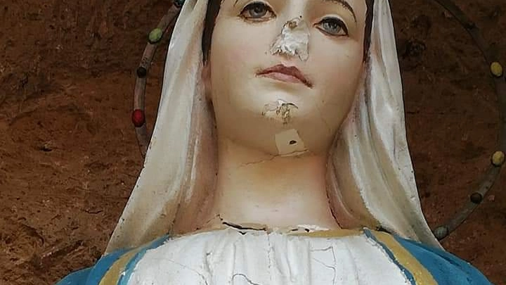 La statua danneggiata della 'Madonna dei tre ponti' (Foto Claudio Franci)
