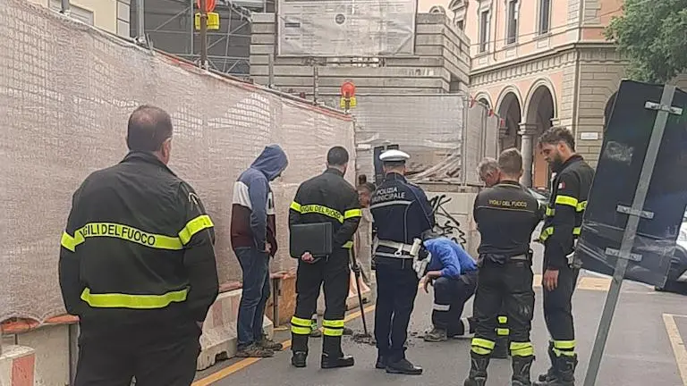 Le strade groviera Si apre un’altra voragine "Rischiata la tragedia" Le strade groviera Si apre un’altra voragine "Rischiata la tragedia"