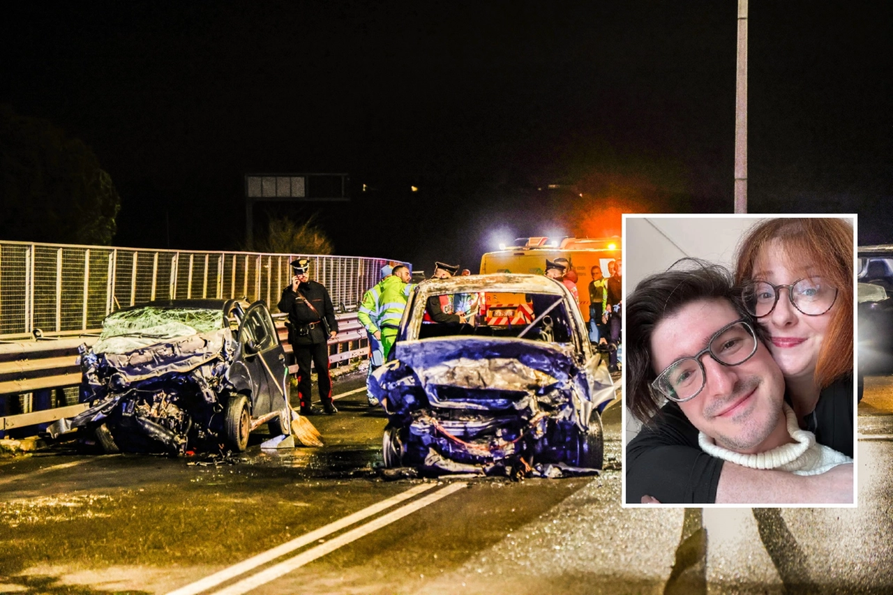 L'incidente frontale a Barberino. Nel riquadro la giovane coppia di insegnanti Edoardo Lombardi e Ester Raccampo, 29 anni