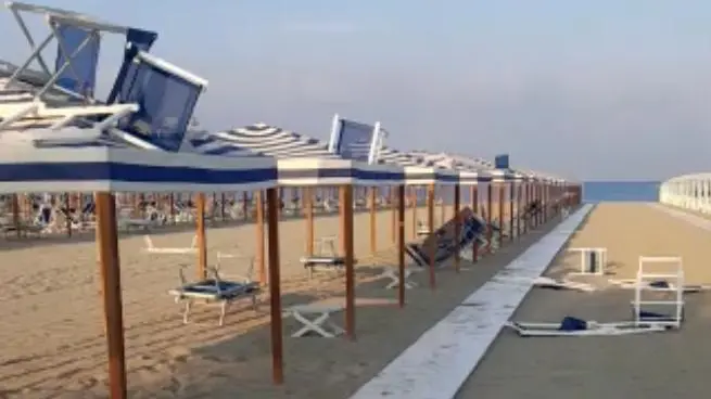 Stop vandalismi post-discoteca Scatta la chiusura di 15 passi a mare Tutelati i bagni accanto ai locali Stop vandalismi post-discoteca Scatta la chiusura di 15 passi a mare Tutelati i bagni accanto ai locali