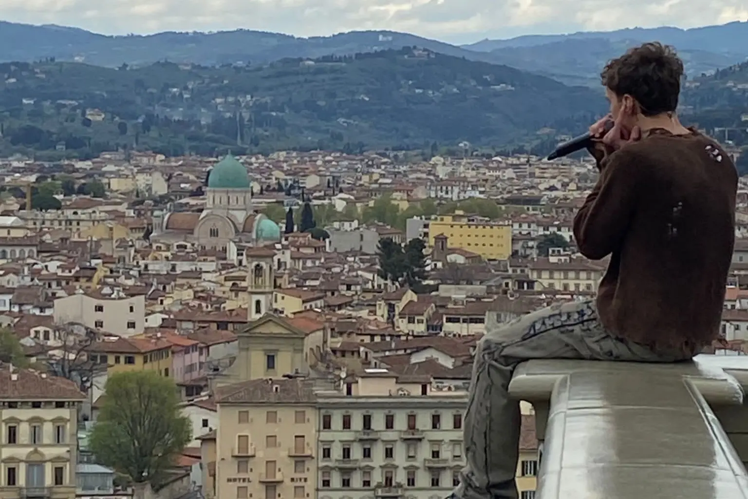 Un momento dell'esibizione di Blanco