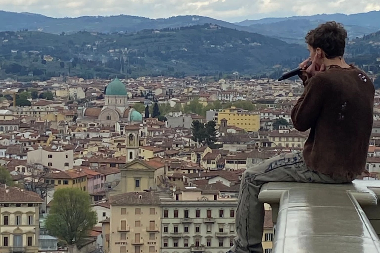 Un momento dell'esibizione di Blanco