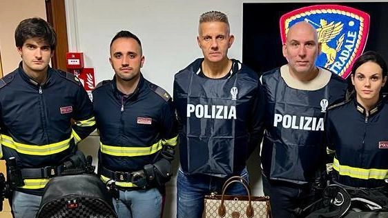 Raid negli aeroporti, blitz in Autosole. In due ore rubano e finiscono in manette Raid negli aeroporti, blitz in Autosole. In due ore rubano e finiscono in manette